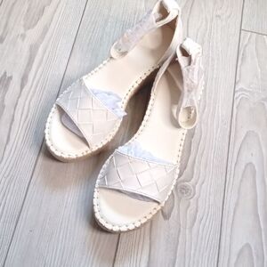 (52-3917)  White Wedges Sz 7